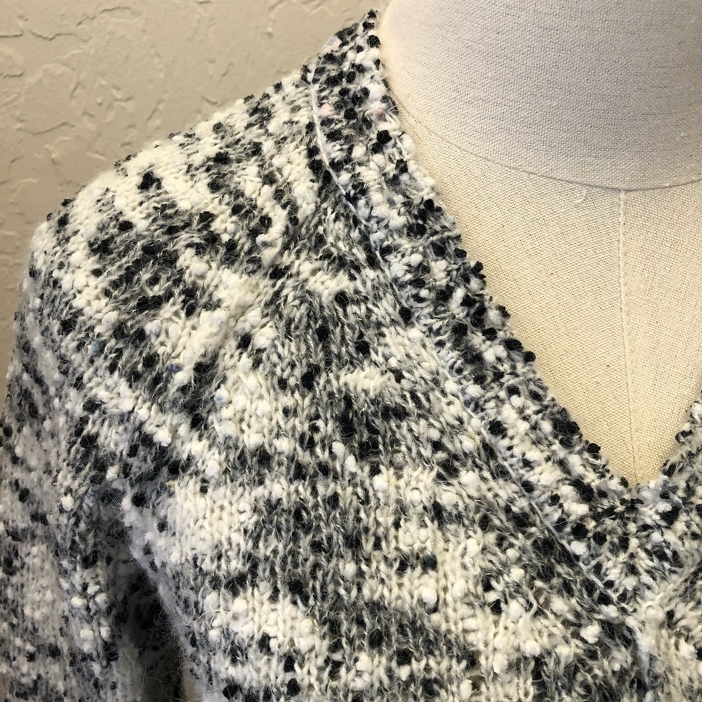 Blush & Bloom Black&White Sweater / v neck / long sleeve/ Black/White /Size: M - Picture 2 of 12